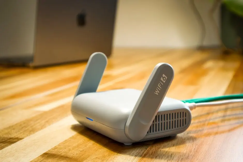 Pengguna memeriksa pengaturan smartphone dan router WiFi di rumah