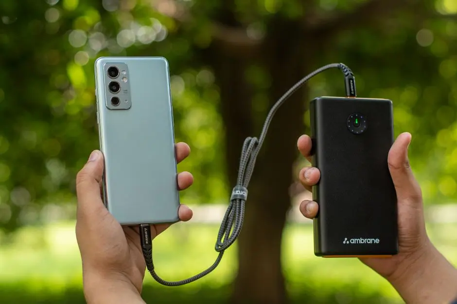 Ilustrasi merawat baterai smartphone dengan mencabut charger setelah penuh